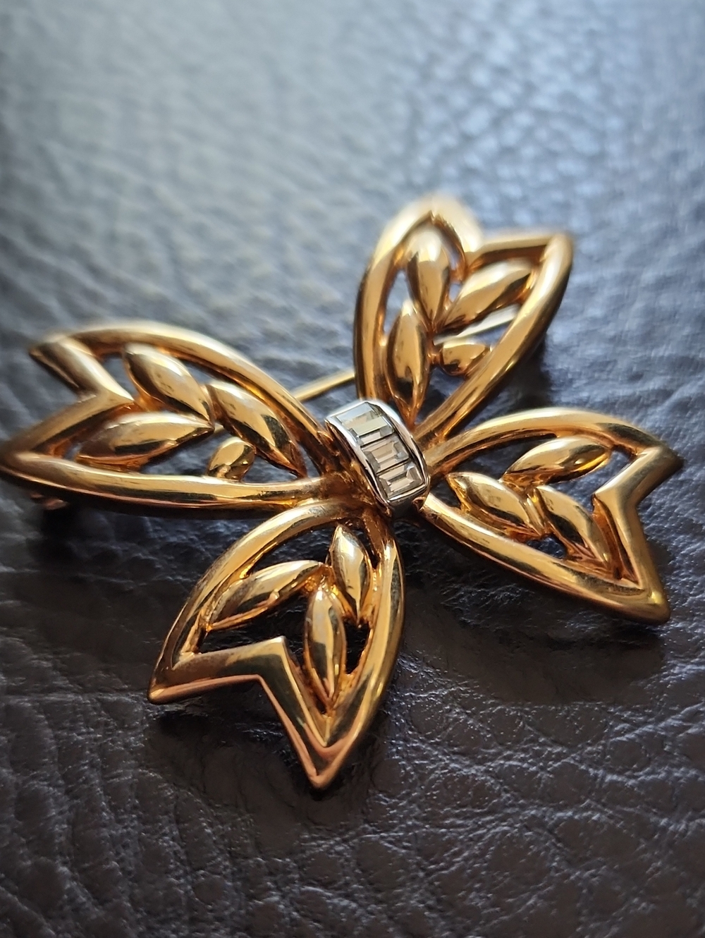 VTG Gold-Tone Floral Leaf Brooch with Clear Crystal Accent